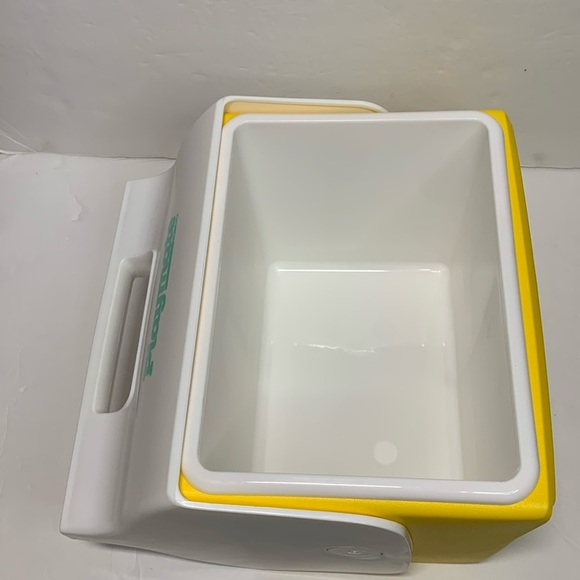 Igloo 7 Qt Insulated Little Playmate Cooler Yellow New - Picture 9 of 10